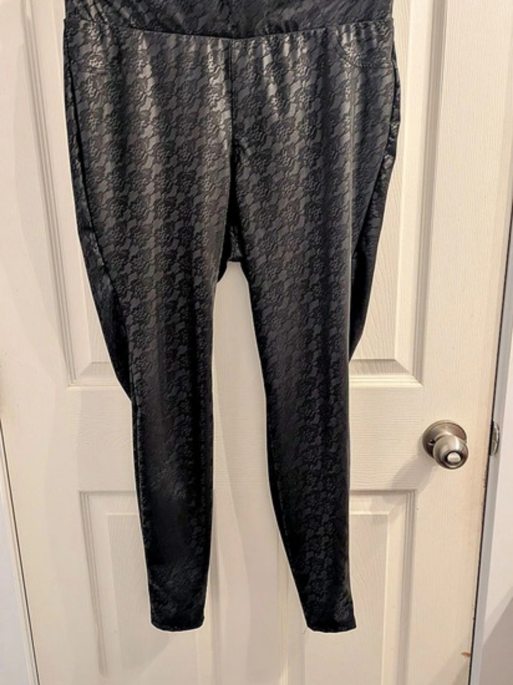 TORRID Black Lace-Print Leggings Size 1 Like New